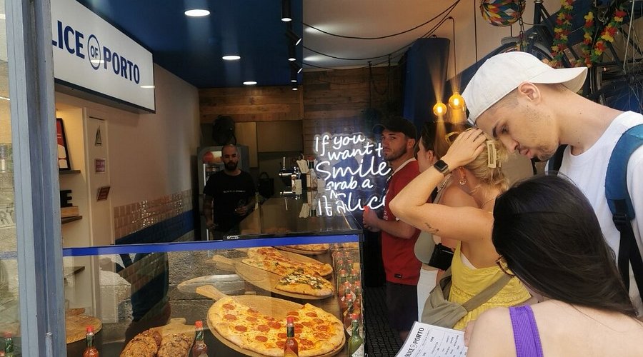 Entrada do Slice Of Porto com clientes