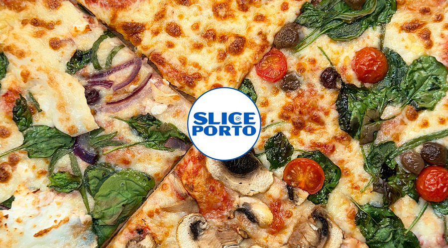 Várias fatias de pizza Slice Of Porto com o logótipo ao centro